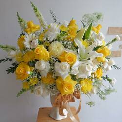 Celebrate the blessings of Eid with friends and family by surprising them with our exquisite floral arrangements, adorned with vibrant yellow blooms symbolizing joy and prosperity, a heartfelt gesture that will be cherished long after the celebrations end. 🕋🌼
•
VANDELINA FLORAL DESIGN
𝐅𝐥𝐨𝐫𝐢𝐬𝐭 𝐒𝐩𝐞𝐜𝐢𝐚𝐥𝐢𝐬𝐭 𝐄𝐬𝐭.𝟐𝟎𝟏𝟔
Arrangements • Decor • Events • Corporate • Class
Jl. Tanjung Duren Barat No.10 Kebon Jeruk - West Jakarta City, Jakarta
www.vandelinaflorist.com 
☎️ | WA : +62-852-8083-0088 
📩 : vandelina.florist@gmail.com
LINE : @vandelinaflorist
INSTAGRAM : @vandelinaflorist & @vandelinabrides
•
•
#floristjakarta #floristjakartabarat #floristmurah #floristjkt #floristonline #tokobungaonline #jualhandbouquet #bouquetmurah #tokobungajakarta #buketmurah #jualbunga #jakartaflorist #jualfreshflowers #jualstandingflowers #standingflowersjakarta #jualbungaonline #bungavas #hadiahlebaran #hamperslebaran #idulfitri #eidmubarak #eidfitri #hampersidulfitri #jualhampers #hampersmurah #eidfitrigift #hamperseidfitri #idulfitri2024 #hampersjakarta #jualhampersjakarta